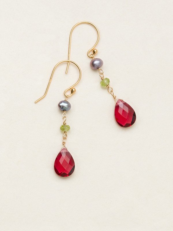 Classic elements meet modern styling in our Astoria Drop Earrings. A single freshwater pearl tops eye-catching faceted glass beads that reflect the light as you move.