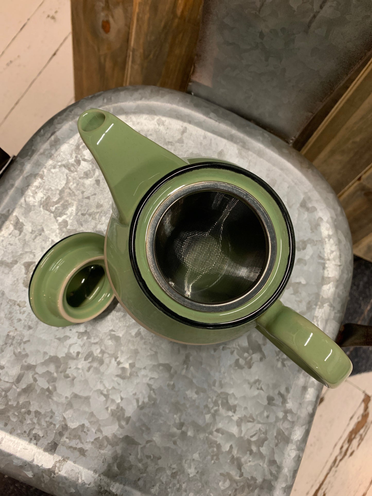 Perfect teapot for one! Comes with a strainer so it's perfect for loose leaf tea.