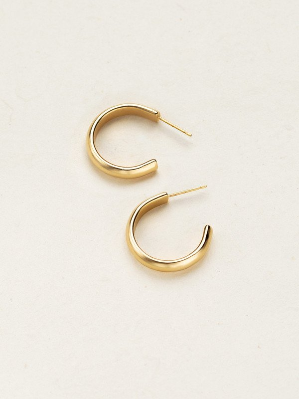 Holly Yashi Cara Hoop Post Earrings. Fiercely fashionable without the fuss, there’s no situation that a great pair of classic hoops can’t handle! The sophisticated satin finish of our Cara Small Post Hoop Earrings provide you with that perfect touch of shine to frame your face and set off that sparkle in your eyes.