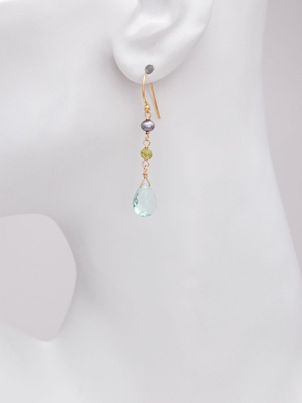 Classic elements meet modern styling in our Astoria Drop Earrings. A single freshwater pearl tops eye-catching faceted glass beads that reflect the light as you move.