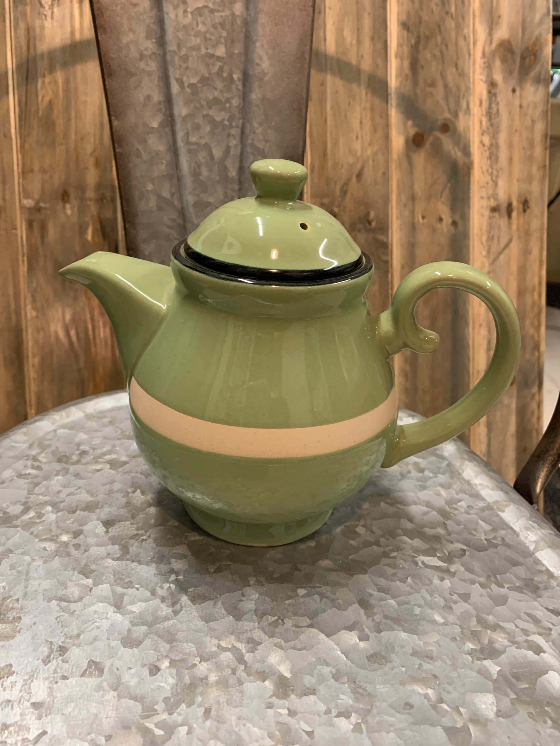 Perfect teapot for one! Comes with a strainer so it's perfect for loose leaf tea.