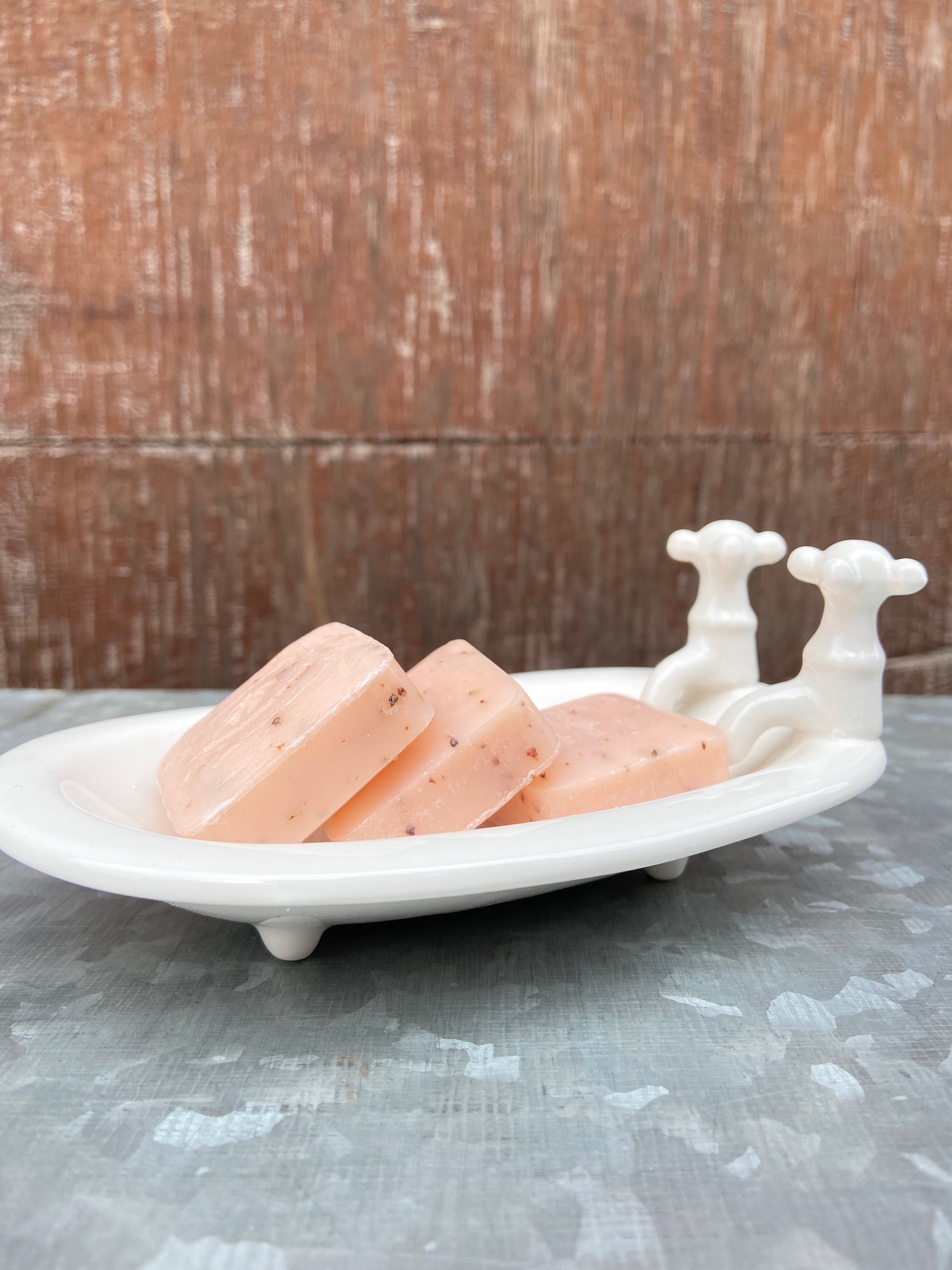 Adorable old style bathtub soap dish. This oval 6” long ceramic bathtub soap holder has a classic ivory finish and works great for the kitchen or bathroom, either for yourself or makes a terrific gift!