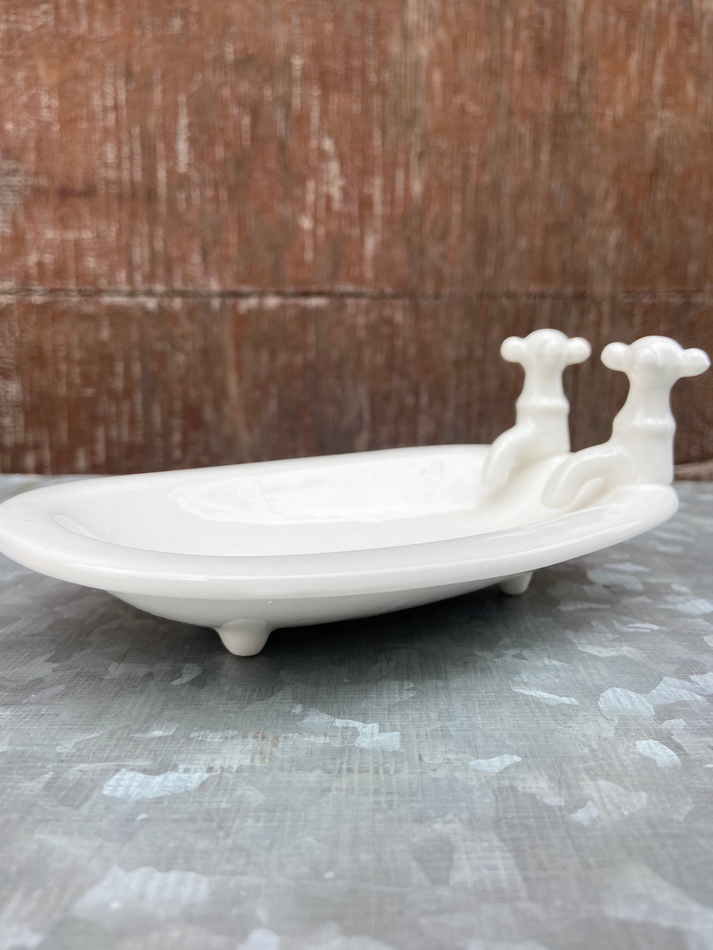 Adorable old style bathtub soap dish. This oval 6” long ceramic bathtub soap holder has a classic ivory finish and works great for the kitchen or bathroom, either for yourself or makes a terrific gift!