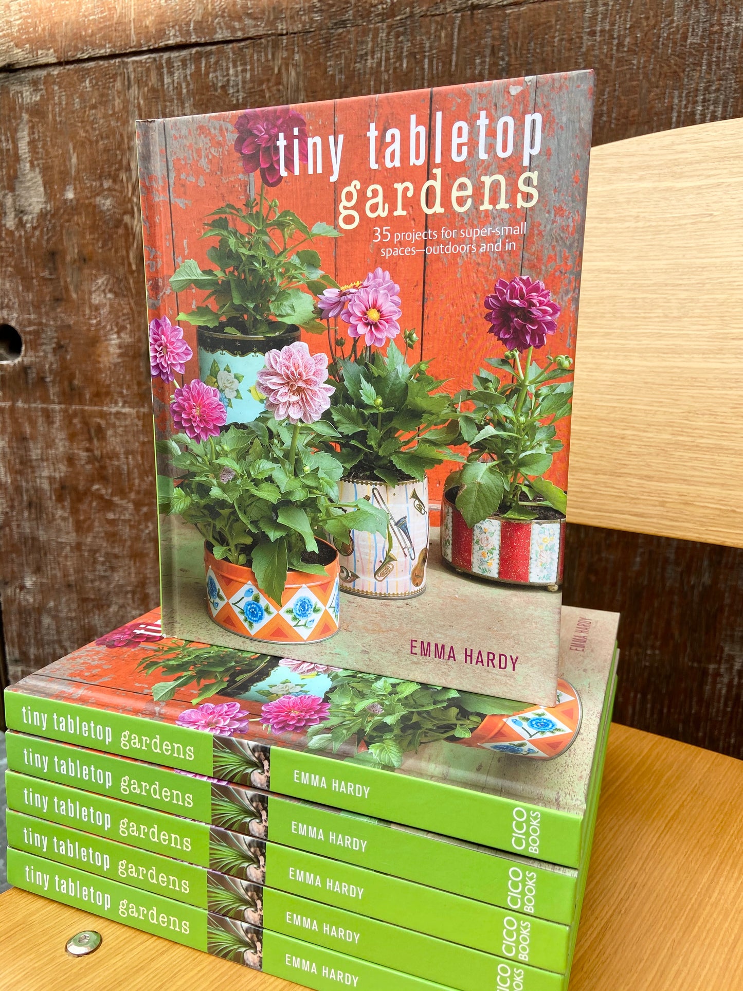 No matter how small your space you will find these 35 projects simple and achievable. There are little ferns under glass domes, edible plants including blueberries and strawberries, bright flowers in vintage tins, and much more, all with step-by-step instructions and helpful planting and aftercare tips from expert gardener Emma Hardy.