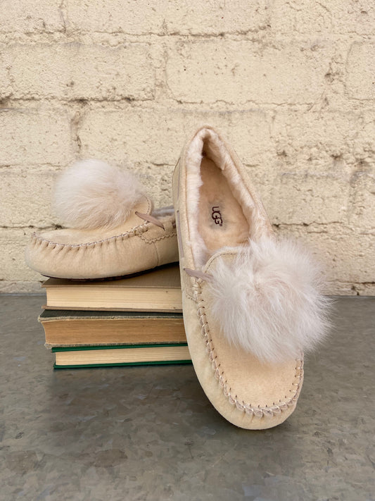 Cream with Dusty Pink accents 100% Suede Dyed Sheep, Fur Origin: United States/United Kingdom/Spain/Ireland/Australia Rubber sole Indoor/ Outdoor Water Resistant Sheepskin pom pom  17MM UGGpure wool lining 17MM UGGpure wool insole