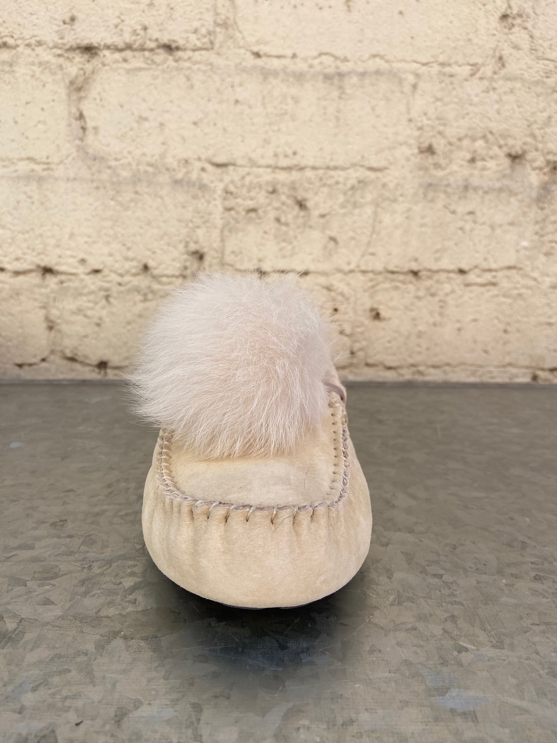 Cream with Dusty Pink accents 100% Suede Dyed Sheep, Fur Origin: United States/United Kingdom/Spain/Ireland/Australia Rubber sole Indoor/ Outdoor Water Resistant Sheepskin pom pom  17MM UGGpure wool lining 17MM UGGpure wool insole