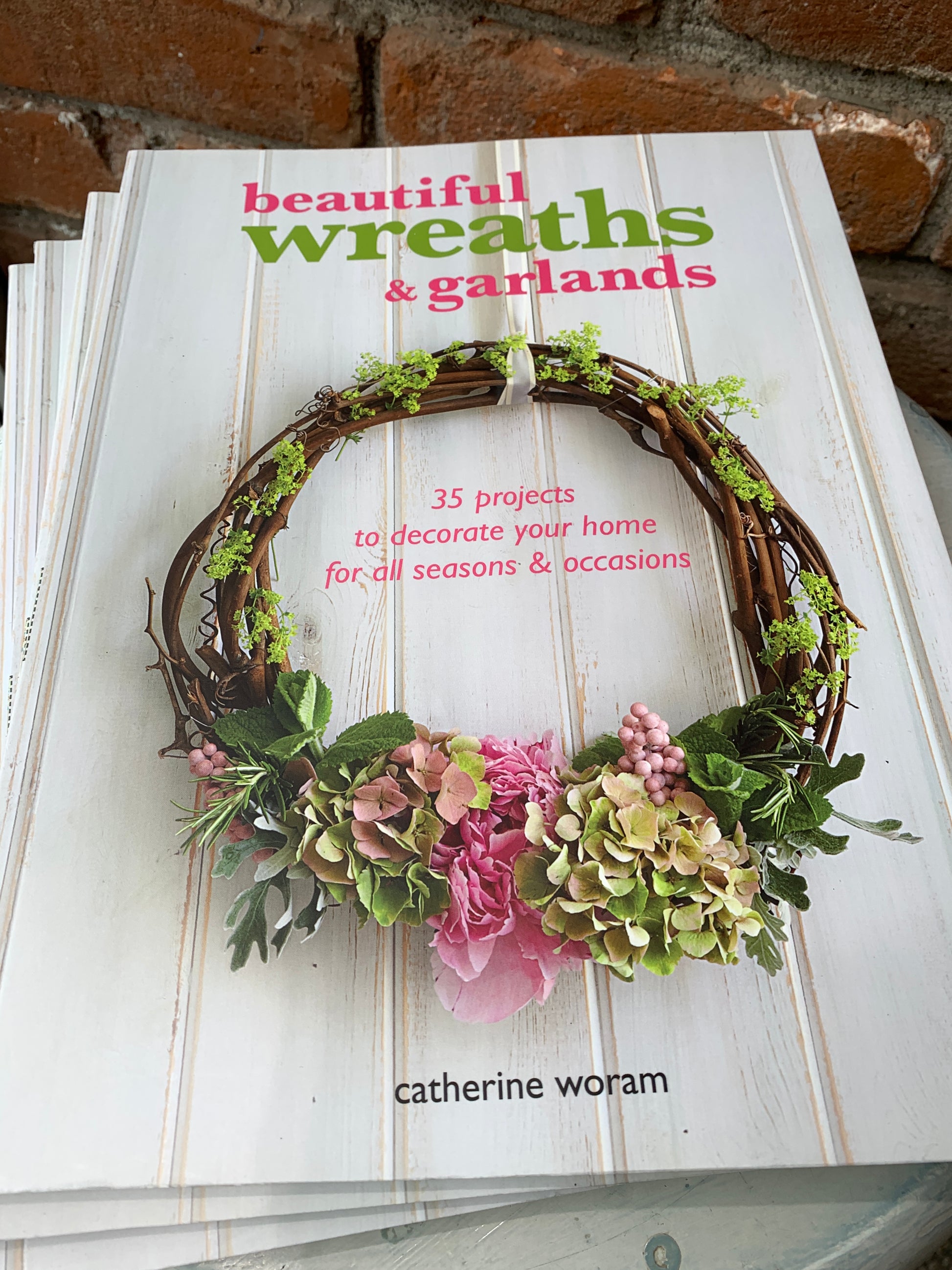 Get inspired to decorate your home with these charming wreaths and garlands. Divided into five themed chapters on leaves and flowers, fabric and ribbon, papercraft, mixed media and holidays and special occasions, you will find inspiration throughout the year. You can make a berry wreath so you can bring summer indoors, a scented herb garland to hang in the kitchen, a wreath made of paper leaves cut out of vintage books, a delicate pine wreath to hang above your table at Christmas, and many more simple ways 