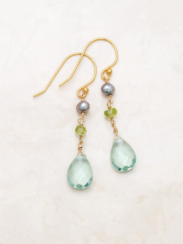Classic elements meet modern styling in our Astoria Drop Earrings. A single freshwater pearl tops eye-catching faceted glass beads that reflect the light as you move.
